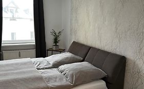Interior Apartments - Service Apartments in Bahnhofsnähe und UNESCO-Bergpark mit Parkplatz, EBK, kinderfreundlich, Familienzimmer